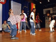 Eine französische Tanzgruppe zeigt ihr Können