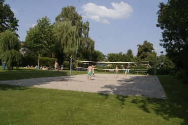 Beachvolleyball im Freibad