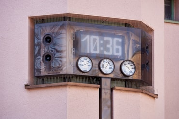 Objekt Nr. 17: Walter Giers Güglinger Uhr, elektronische Uhr, Glühbirnen, Plexiglas u. a. 1982 Ergänzung durch Anzeigen für Temperatur, Luftdruck und Luftfeuchtigkeit 1983