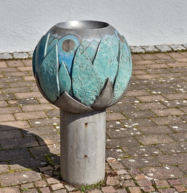 Objekt Nr. 30: Ursula Stock, Trinkbrunnen, Beton, Aluminium, bemalt 1985