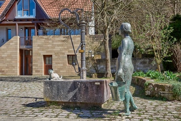 Objekt Nr. 45: Martin Kirstein, Brunnenweible, Bronze 1988