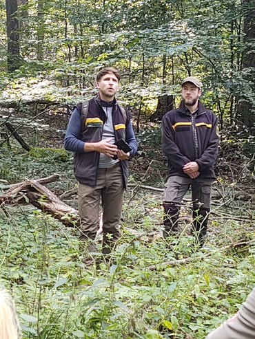 Die Förster Herr Jörn Hartmann (links) und Herr Tobias Häge (rechts) haben mit ihrem großen Fachwissen die Teilnehmenden beeindruckt.