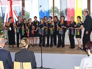 Der Chor "Belcanto" begrüßt in der Riedfurthalle
