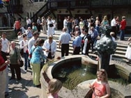 Umtrunk am Weinbrunnen