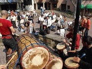 Trommelgruppe am Weinbrunnen