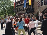 Tänzer am Weinbrunnen