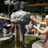 Schwedische Gäste am Weinbrunnen